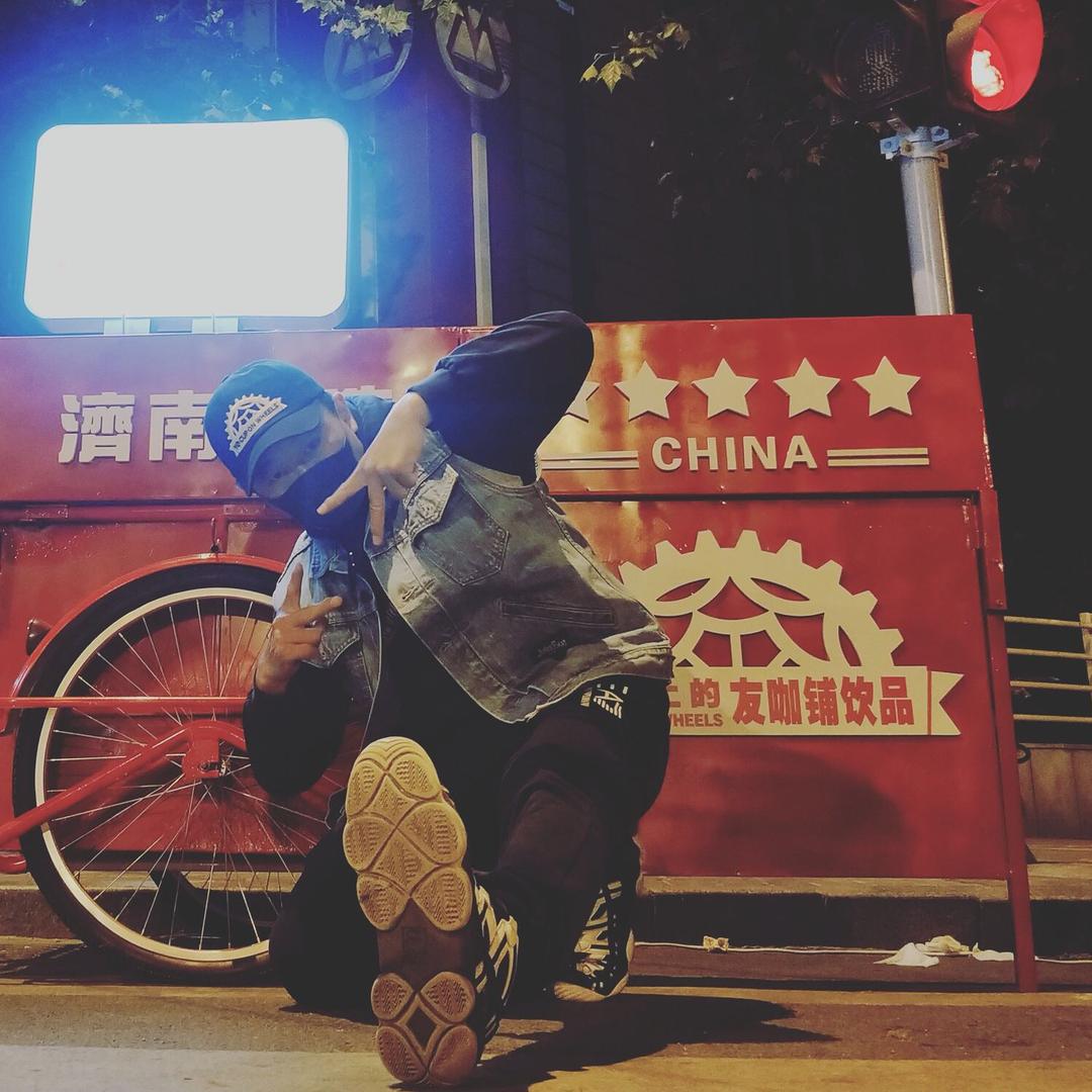 不仅懂街边美食,更懂街头文化#济南泰式奶茶 #济南地摊汉堡 - 西瓜